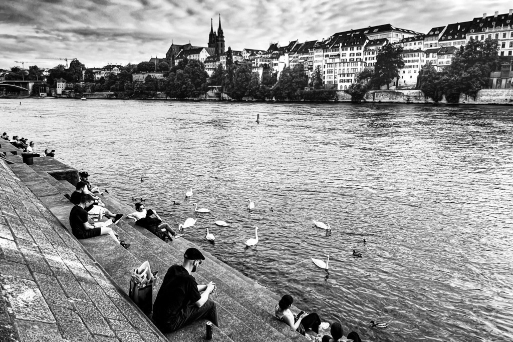 Zusammensitzen am Kleinbasler Rheinufer | Schöne Fotografien aus der Stadt und der Natur zum bestellen oder selber hochladen. Druck auf Foto, Postkarte, Kalender, FineArt Hahnemühle, Alu-Dibond , Akustikbilder zur Absorption von Schall und Lärm etc. - Realisiert mit Pictrs.com
