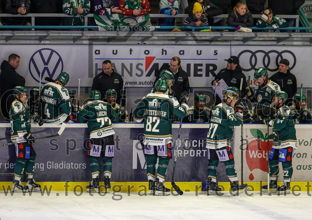2025-12-05_072_TSV_Erding_gegen_Stuttgart_Rebels | Erding, Deutschland, 05.12.2025:Eishockey, Oberliga Süd 2025 / 2026, 23. Spieltag, TSV Erding gegen Stuttgart Rebels, Endergebnis: 5:6Jesse Kauhanen (Erding Gladiators, #4), Philipp Michl (Erding Gladiators, #77), Dennis Henter (Erding Gladiators, #19), Co-Trainer Maximilian Helling (Erding Gladiators), Moritz Köttstorfer (Erding Gladiators, #82), Teamchef Dominik Quinlan (Erding Gladiators), Thomas Matheson (Erding Gladiators, #37), Marco Pfleger (Erding Gladiators, #47), Grady Hobbs (Erding Gladiators, #22)Foto: Christian Riedel / fotografie-riedel.net