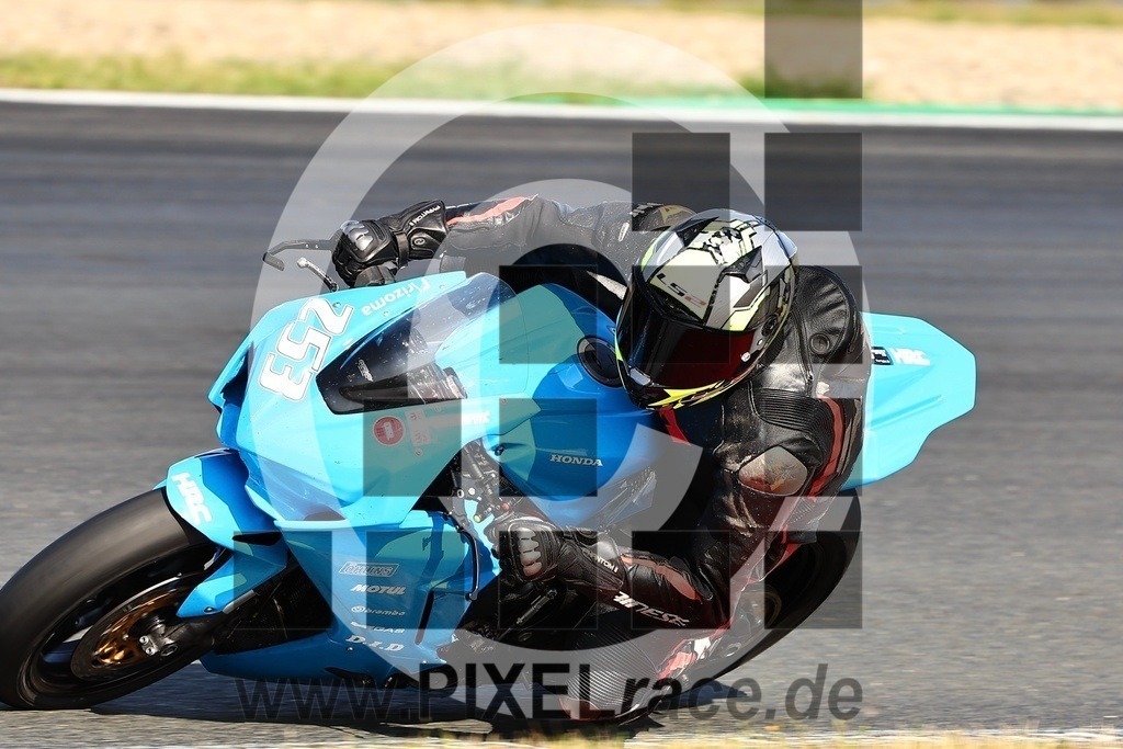 0253-20250719_13876 | Schöne Erinnerungen an spannende Momente - das festzuhalten ist unser Job. PIXELrace.de ist seit 2003 auf den Rennstrecken Europas unterwegs um die Action draußen beim Fahren und die wunderbare Stimmung imm Fahrerlager für euch einzufangen.