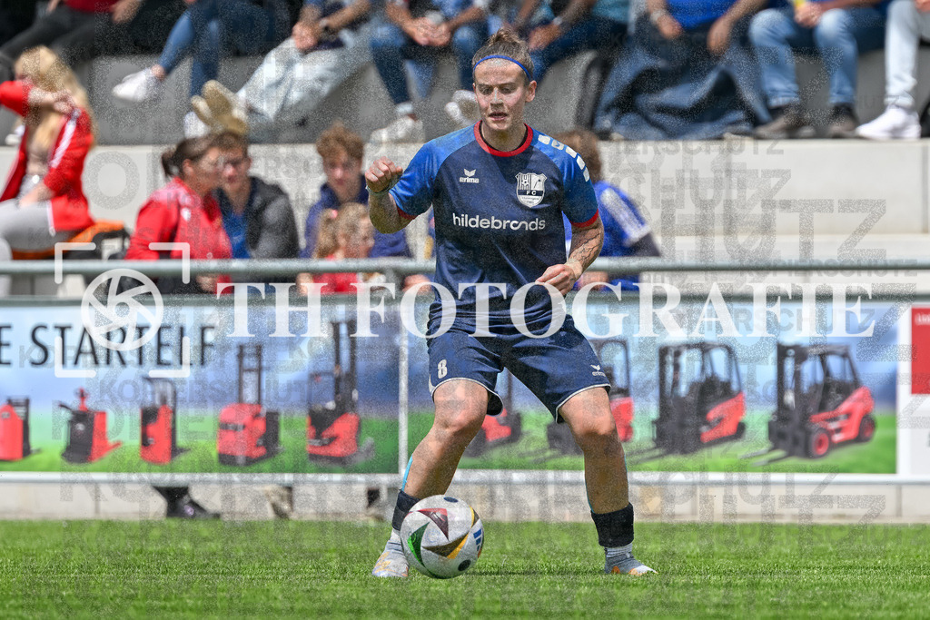 GER, FC Hauingen - SV Waldhaus, Frauen-Fussball, Rothaus Bezirkpokal, Finale, Saison 2024/2025, 29.05.2025 | Julia Schlossarek (FC Hauingen, #08)GER, FC Hauingen - SV Waldhaus, Frauen-Fussball, Rothaus Bezirkpokal, Finale, Saison 2024/2025, 29.05.2025Foto: TH Fotografie/Thomas Hess