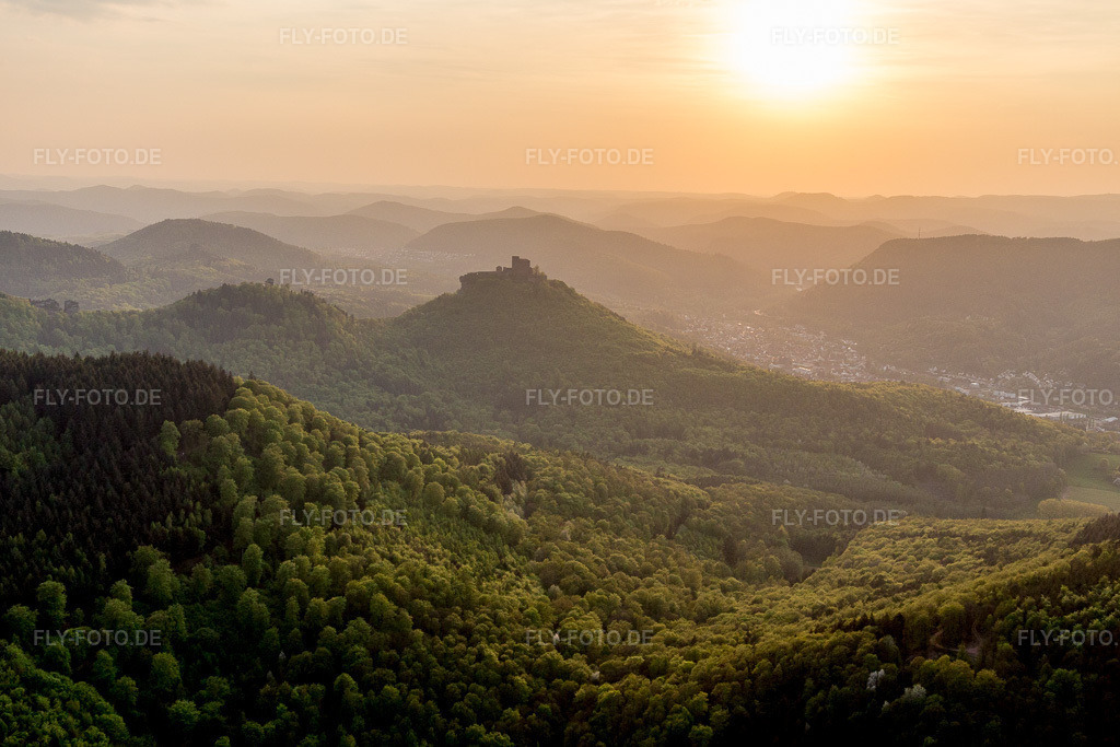 Luftbild: Burg Trifels in Annweiler am Trifels im Bundesland Rheinland-Pfalz in Deutschland. Foto: IMG_106852.jpg vom 21.04.2018 durch Werner Riehm/FLY-FOTO.de