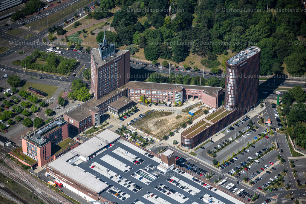 4035448 | BRAUNSCHWEIG 31.07.2020 Neubau des Business Center III am Hochhaus " Business Center II " im BRAWOPARK am Willy-Brandt-Platz in Braunschweig im Bundesland Niedersachsen. Weiterführende Informationen bei: ANES Bauausführungen Berlin GmbH,  ARCHITEKTEN BDA REICHEL STAUTH,  Architekturbüro Papendieck , Rade+Partner -Partnerschaftsgesellschaft,  Ed. Züblin AG,  Gattermann Immobilien  Projekt GmbH,  Ingenieurbüro Damer + Partner,  Köster GmbH,  STAUTH | Architekten Partnerschaftsgesellschaft mbB,  Stadt Braunschweig. // Construction site of new Building on the skyscraper at BRAWOPARK of the Volksbank in Braunschweig in the state Lower Saxony. Further information at: ANES Bauausfuehrungen Berlin GmbH,  ARCHITEKTEN BDA REICHEL STAUTH,  Architekturbuero Papendieck , Rade+Partner -Partnerschaftsgesellschaft,  Ed. Zueblin AG,  Gattermann Immobilien  Projekt GmbH,  Ingenieurbuero Damer + Partner,  Koester GmbH,  STAUTH | Architekten Partnerschaftsgesellschaft mbB,  Stadt Braunschweig. Foto: Gerhard Launer