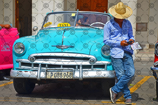 RGE_2348 | Ein Taxifahrer wartet in Havanna mit seinem Oldtimer auf Touristen.  Fotograf: Ralf Gebhardt - Realisiert mit Pictrs.com