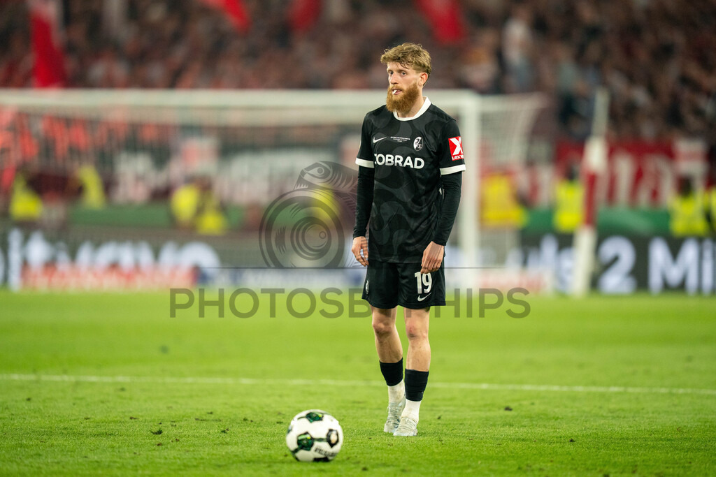 VfB Stuttgart vs. SC Freiburg, Fussball, DFB-Pokal, Halbfinale, 23.04.2026 | Niklas Beste (SC Freiburg, #19),VfB Stuttgart vs. SC Freiburg, Fussball, DFB-Pokal, Halbfinale, 23.04.2026DFB regulations prohibit any use of photographs as image sequences and/or quasi-video