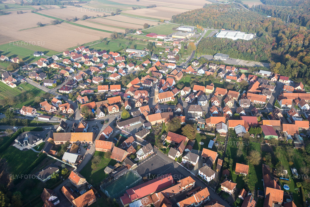 Vue aérienne: Vue du village à Schaffhouse-près-Seltz dans le département Bas Rhin, France. Photo: IMG_075702.jpg prise le 01/11/2014 par Werner Riehm/FLY-FOTO.eu – Résolution de l'original: 5472 x 3648 px