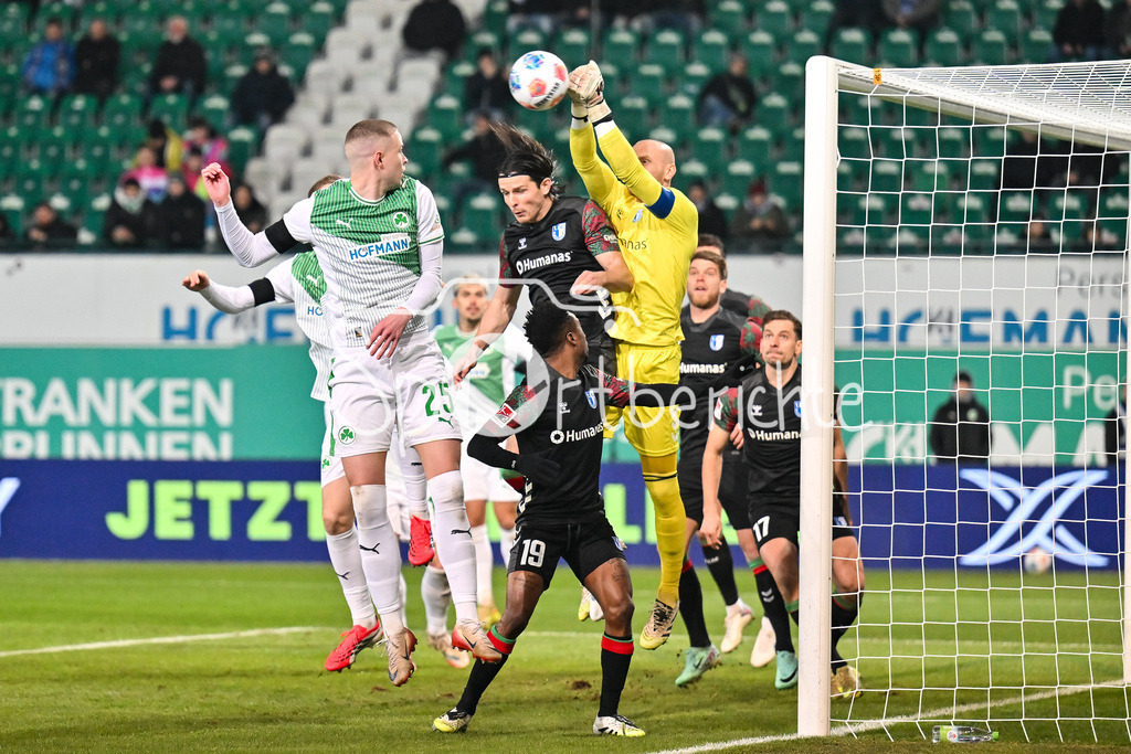 SpVgg Greuther Fürth - 1. FC Magdeburg | FUERTH, GERMANY - 06. FEBRUARY: in dieser Szene kann Dominik REIMANN (1. FC Magdeburg 1) einen Kopfball von Brynjar Ingo BJARNASON (SpVgg Greuther Fürth 25) entschärften während dem Match zwischen der SpVgg Greuther Fürth und dem 1. FC Magdeburg am 21. Spieltag der 2. Bundesliga im Sportpark Ronhof Thomas Sommer