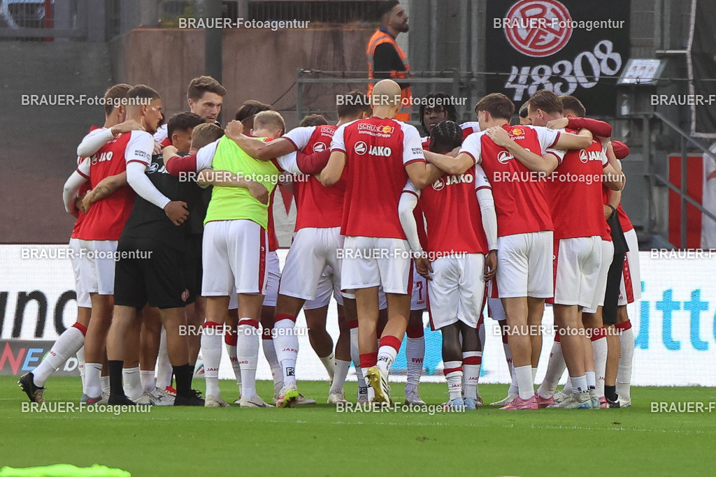 Rot-Weiss Essen - TSV Alemannia Aachen | Essen, Deutschland, 31.08.2025 Spieler von Rot-Weiss Essen bilden einen Teamkreiswährend des 3.Liga Spiels zwischen  Rot-Weiss Essen und Alemannia Aachen am 31.08.2025 im Stadion an der Hafenstraße in Essen. (Foto von Timo Bluhmki-Schmidt/Brauer Fotoagentur