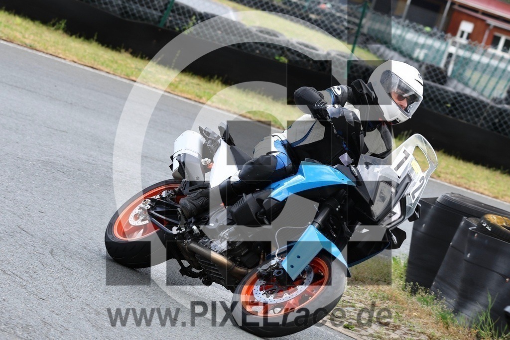 0072-20240505_11706 | Schöne Erinnerungen an spannende Momente - das festzuhalten ist unser Job. PIXELrace.de ist seit 2003 auf den Rennstrecken Europas unterwegs um die Action draußen beim Fahren und die wunderbare Stimmung imm Fahrerlager für euch einzufangen.