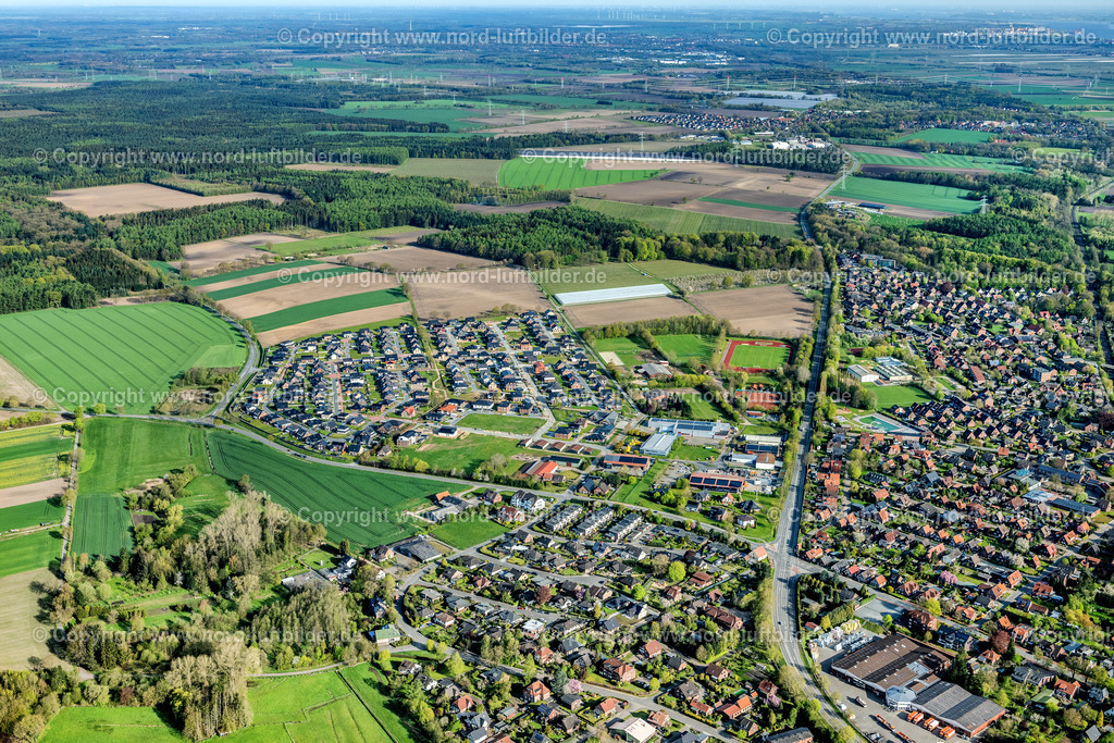 Horneburg_Neubaugebiet_ELS_5049010523 | HORNEBURG 01.05.2023 Siedlungsgebiet mit Straßen und Häuser der Wohngebiete in Horneburg im Bundesland Niedersachsen, Deutschland. // Town View of the streets and houses of the residential areas in Horneburg in the state Lower Saxony, Germany. Foto: Martin Elsen