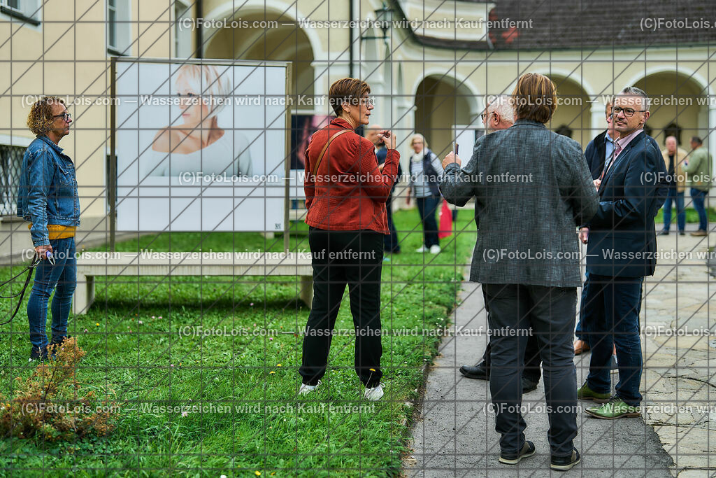 ALP9475_Menschenbilder-Ausstellung MANK_Rundgang | (C)FotoLois.com, Alois Spandl, MENSCHENBILDER-Ausstellung in der Stadtgemeinde Mank am Gelände der Pfarre und der Gemeinde, Do 12. Oktober 2023.
