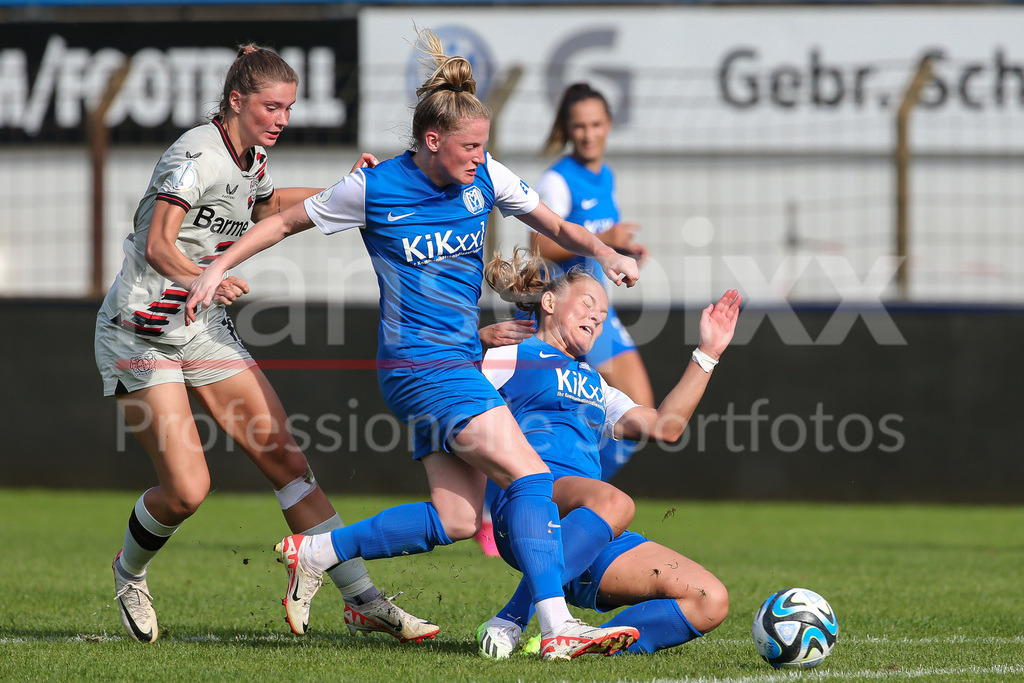 Fussball, DFB-Pokal Frauen, SV Meppen - Bayer 04 Leverkusen | v.li.: Karolina Lea Vilhjalmsdottir (Bayer 04 Leverkusen, 18), Sarah Schulte (SV Meppen, 16) und Toma Ihlenburg (SV Meppen, 4) im Zweikampf, Duell, Dynamik, Aktion, Action, Spielszene, DIE DFB-RICHTLINIEN UNTERSAGEN JEGLICHE NUTZUNG VON FOTOS ALS SEQUENZBILDER UND/ODER VIDEOÄHNLICHE FOTOSTRECKEN. DFB REGULATIONS PROHIBIT ANY USE OF PHOTOGRAPHS AS IMAGE SEQUENCES AND/OR QUASI-VIDEO.