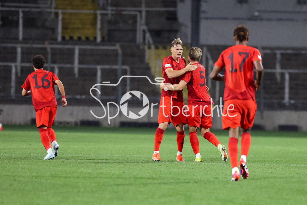FC Bayern Amateure - DjK Vilzing | Jubel nach dem Treffer zum 1-1 Ausgleich durch Samuel UNSOELD (FC Bayern München II #19) / Freude / Treffer / Happy / Regionalliga Bayern: FC Bayern München II - DjK Vilzing, Grünwalder Stadion am 30.08.2024