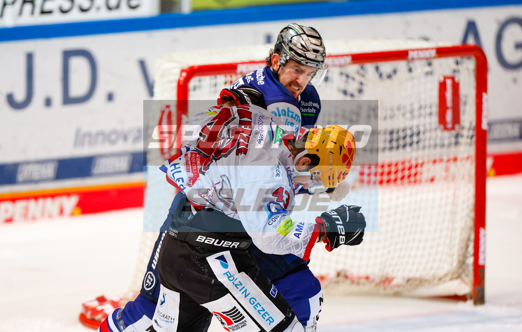 Iserlohn Roosters - Fischtown Pinguins Bremerhaven | Christopher Brown #11 (Iserlohn Roosters) und Skyler McKenzie #43 (Pinguins Bremerhaven)
DEL: Iserlohn Roosters - Fischtown Pinguins Bremerhaven - Realisiert mit Pictrs.com