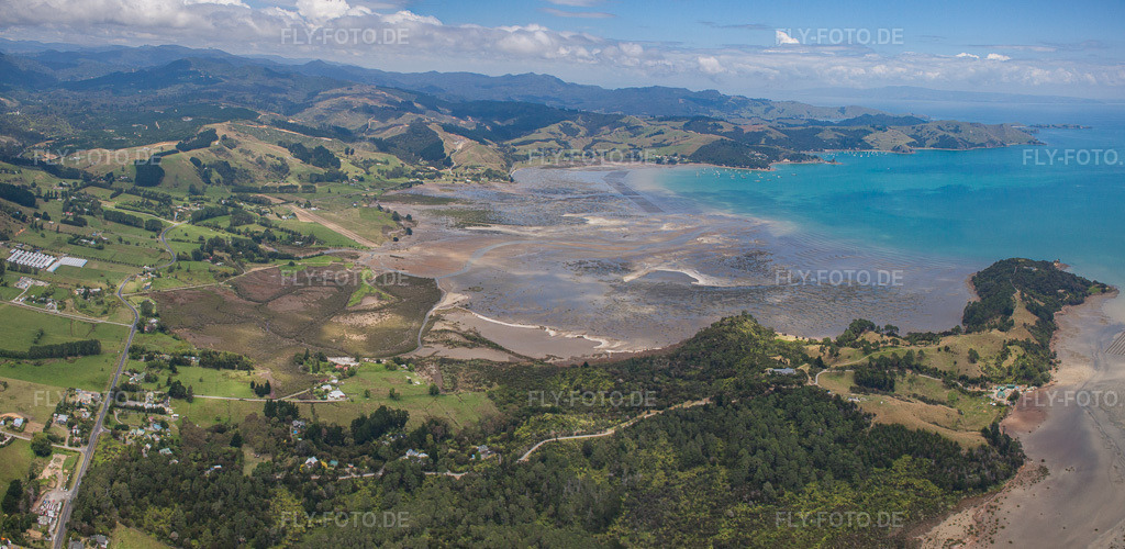 Luftbild: Ortsansicht im Ortsteil Preece Point in Coromandel im Bundesland Waikato in Neuseeland. Foto: IMG_55569-Bearbeitet.jpg vom 12.01.2013 durch Werner Riehm/FLY-FOTO.deAuflösung des Originals: 6425 x 3137 px