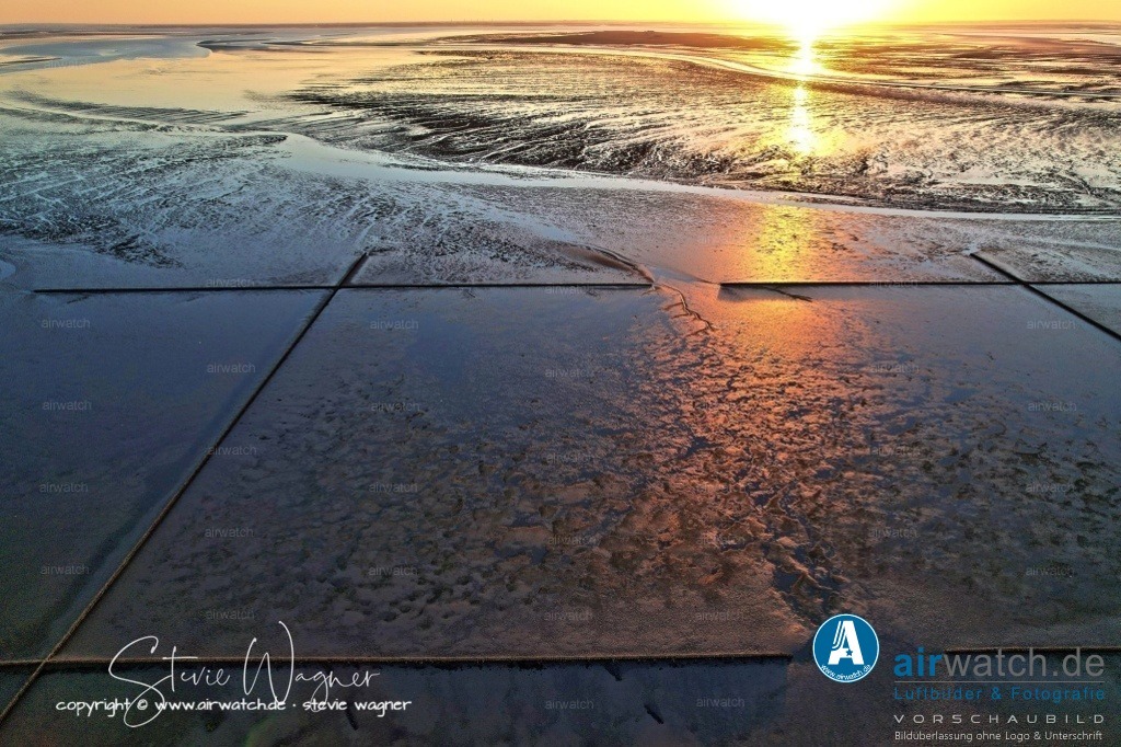 Nordsee, Nordfriesland, Beltringharderkoog, Luettmoorsee, Holmer Siel, Landgewinnung | Landgewinnung & Küstenschutz in Nordfriesland - Landgewinnung & Küstenschutz in Nordfriesland - Die große Flut von 1362, auch als 1. Mandränke bekannt, raubte Land, Menschen, ganze Dörfer und Kirchen. Übrig blieb eine Insel aus dem heutigen Pellworm und Nordstrand. Während Pellworm relativ schnell seine Deiche wieder schloss, wurde Nordstrand fast aufgegeben. - Erst 1652 begann die neue Landgewinnung, als die Einwohner Nordstrands begannen, die Insel zu erweitern und zu befestigen. Im 18. Jahrhundert wurden die Deiche erneuert und erweitert, um die Insel vor weiteren Überschwemmungen zu schützen.