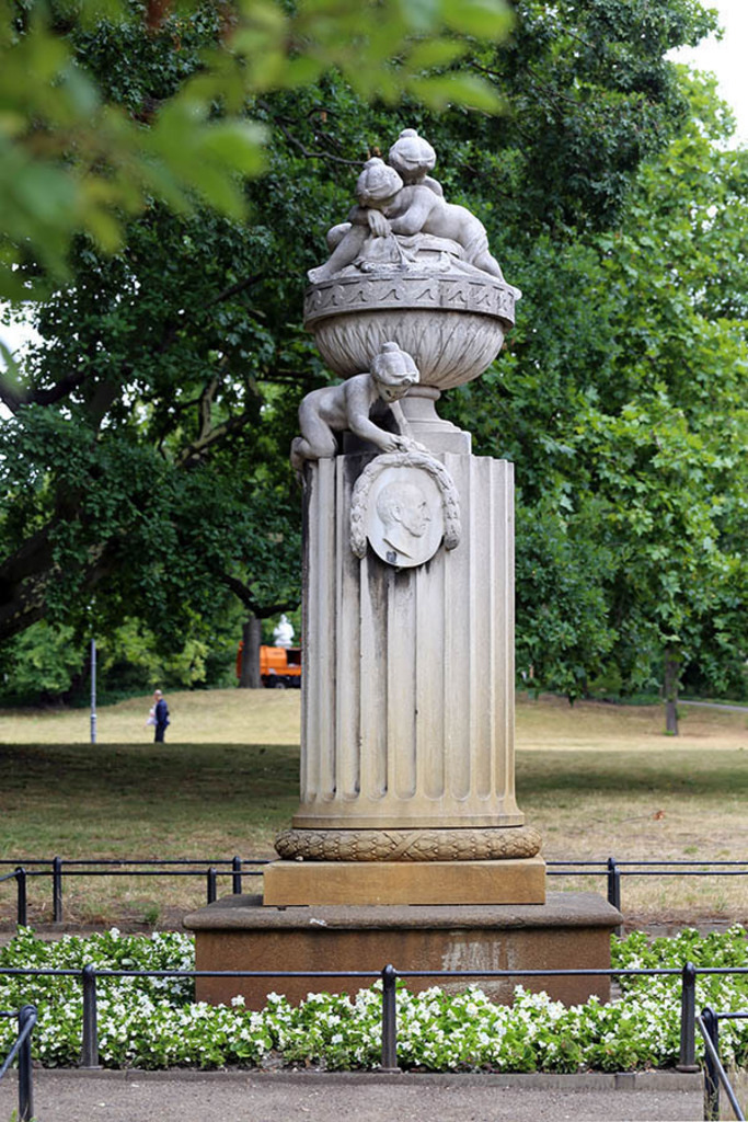 Foto: Leipzig - Gellert-Denkmal  | Das Team hinter BILDLEXIKON LEIPZIG bündelt historische wie aktuelle Informationen über die Stadt Leipzig in Text und Bild auf einer Plattform und stellt diese der interessierten Öffentlichkeit zur Verfügung.