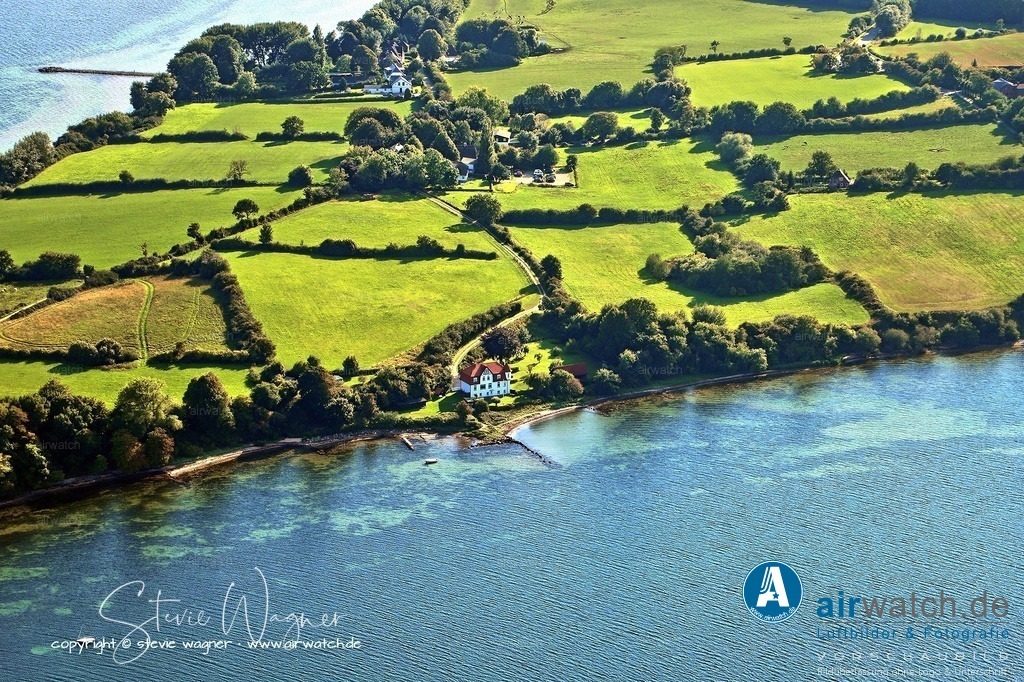 Luftbild Halbinsel Holnis bei Glücksburg - Das Kliff wird kontinuierlich durch Wind, Regen und Wellen abgetragen | Das Kliff wird kontinuierlich durch Wind, Regen und Wellen abgetragen, wobei Sedimente entlang des Strandes verlagert werden. Es bietet Lebensraum für eine kleine Uferschwalbenkolonie und ist Teil eines artenreichen Gebiets, in dem bisher rund 130 Vogelarten beobachtet wurden.