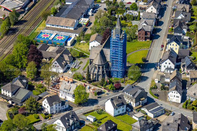 Bestwig230501248 | Luftbild, Kirchturm Renovierung, kath. Kirche St. Anna, blaue Verhüllung, Freiwillige Feuerwehr Nuttlar Feuerwehrhaus Baustelle mit Umbau, Nuttlar, Bestwig, Sauerland, Nordrhein-Westfalen, Deutschland