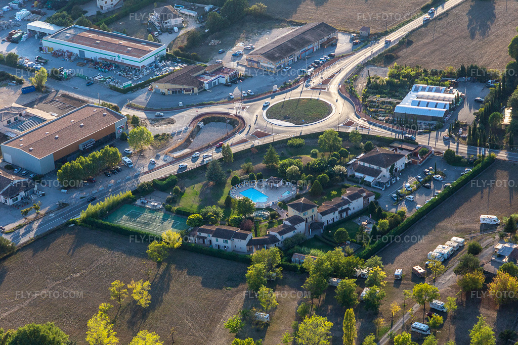 Aerial view: Le Champ d'Eysson in Montauroux in the state Var, France. – Photo: IMG_129531.jpg taken on 09/18/2021 by Werner Riehm/FLY-FOTO.com – Resolution of the original: 5472 x 3648 px