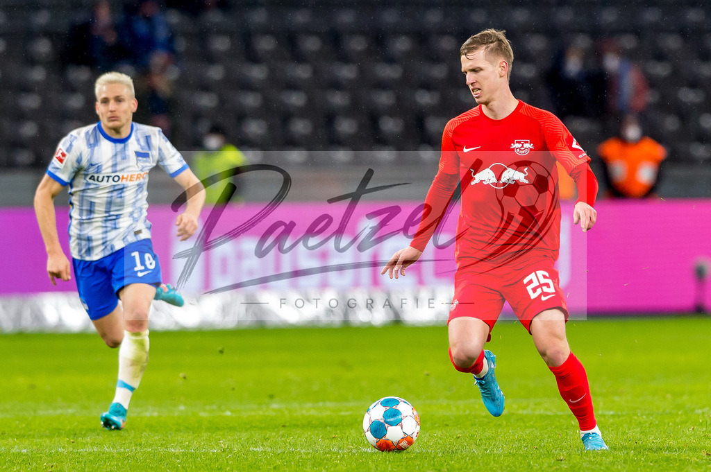BSCRBL20220220_239 | Fussball, Herren: Dani Olmo (RB Leipzig) in Aktion, am Ball, Einzelaktion bei dem Spiel der 1. Bundesliga zwischen Hertha BSC und RB Leipzig im Olypiastadion am 20.02.2022 in Berlin, Deutschland.DFB / DFL REGULATIONS PROHIBIT ANY USE OF PHOTOGRAPHS AS IMAGE SEQUENCES AND/OR QUASI-VIDEO. - Realisiert mit Pictrs.com