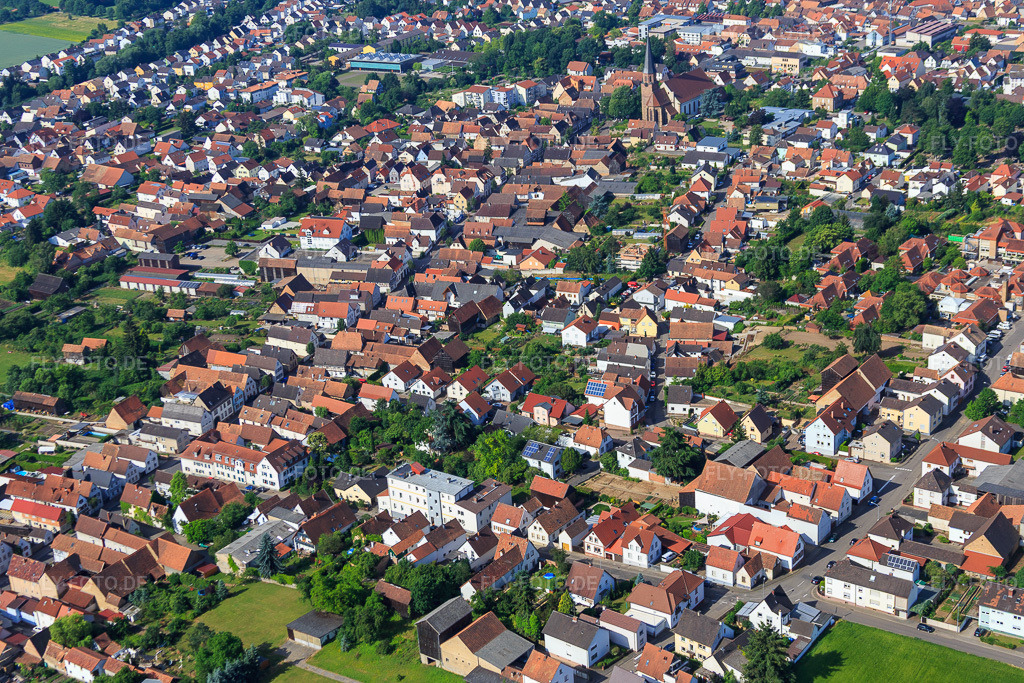 Luftbild: u. Hauptstr in Herxheim bei Landau im Bundesland Rheinland-Pfalz in Deutschland. Foto: IMG_081001.jpg vom 14.06.2015 durch Werner Riehm/FLY-FOTO.de