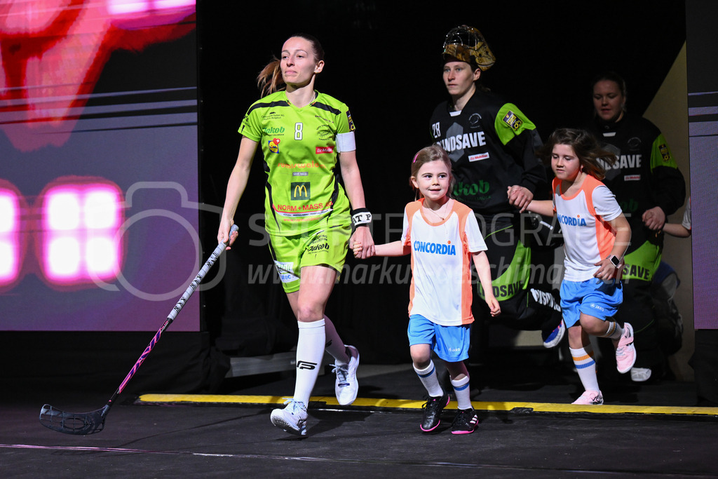 Kloten-Dietlikon Jets vs Skorpion Emmental Zollbrück - 15. April 2023 | 15.04.2023, Kloten, stimo arena, Swiss Unihockey Superfinal Frauen: Kloten-Dietlikon Jets - UHV Skorpion Emmental, Lisa Liechti (#8 Skorpion Emmental Zollbrueck) und Helen Bircher (#28 Skorpion Emmental Zollbrueck) mit Einlaufkids. - Realisiert mit Pictrs.com