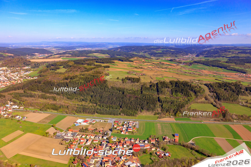 Die Luftaufnahme Kreuzberg - Kronach wurde 2017 mittels Flugzeug (keine Drohne) erstellt. Perfekte Schärfe und Druck- Auflösung- Garantiert!