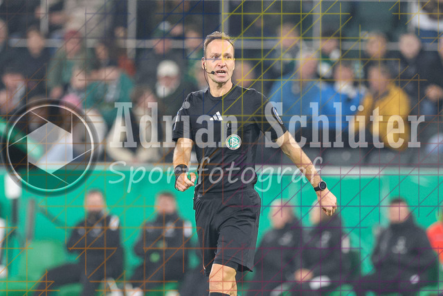 Borussia Mönchengladbach vs Karlsruher SC - DFB-Pokal 2. Runde | Mönchengladbach, Deutschland, 28.10.25:   Schiedsrichter Bastian Dankert. gestikuliert, Gestik waehrend des Spiels der DFB-Pokal 2. Runde zwischen Borussia Mönchengladbach vs Karlsruher SC im Stadion im Borussia Park(Foto von Brauer-Fotoagentur / Adrian Schlueter)