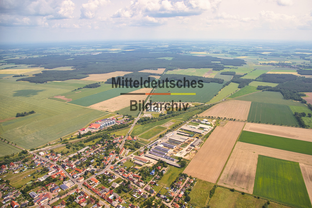 24_Pretzier_IMG_Altmark_gelb_3883 | Die schönsten Luftbilder von Sachen-Anhalt & Mitteldeutschland als Bilddatenbank zur kommerziellen Nutzung. Nutzen Sie unsere Erfahrung seit 2005 in der Luftbildfotografie. - Realisiert mit Pictrs.com