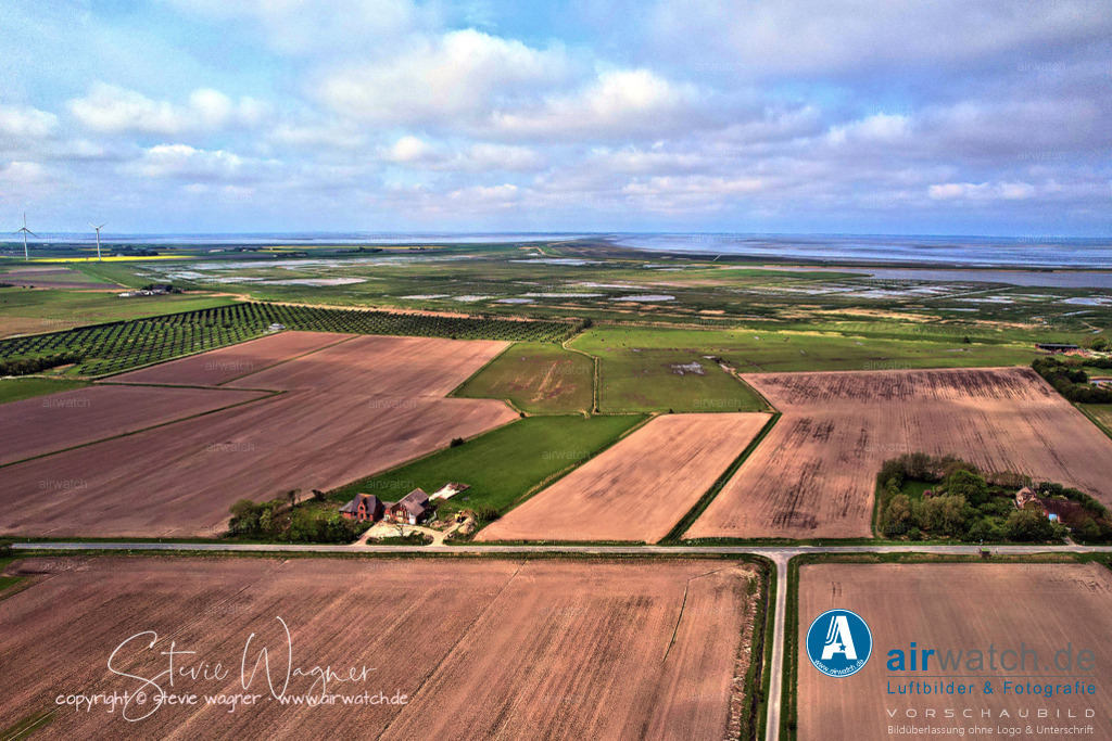 Luftbilder Rickelsbueller Koog - Nordfriesland | Luftbilder Rickelsbueller Koog - Am nördlichsten Festlandpunkt Deutschlands steht eine Bank, die sich für ein gemütliches Picknick eignet. Auf dem Parkplatz gibt es eine kleine Infohütte, in der man alles über den Bau des Rickelsbüller Koogs und etwas über das Wattenmeer lesen kann.