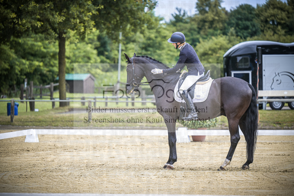 DOS_6227 | Entdecke hochwertige Reitturnierfotos von Foto Oger. Professionell, emotional und authentisch – jetzt Lieblingsmomente im Shop bestellen.Deutschlandweite Turnierfotografie. - Realisiert mit Pictrs.com