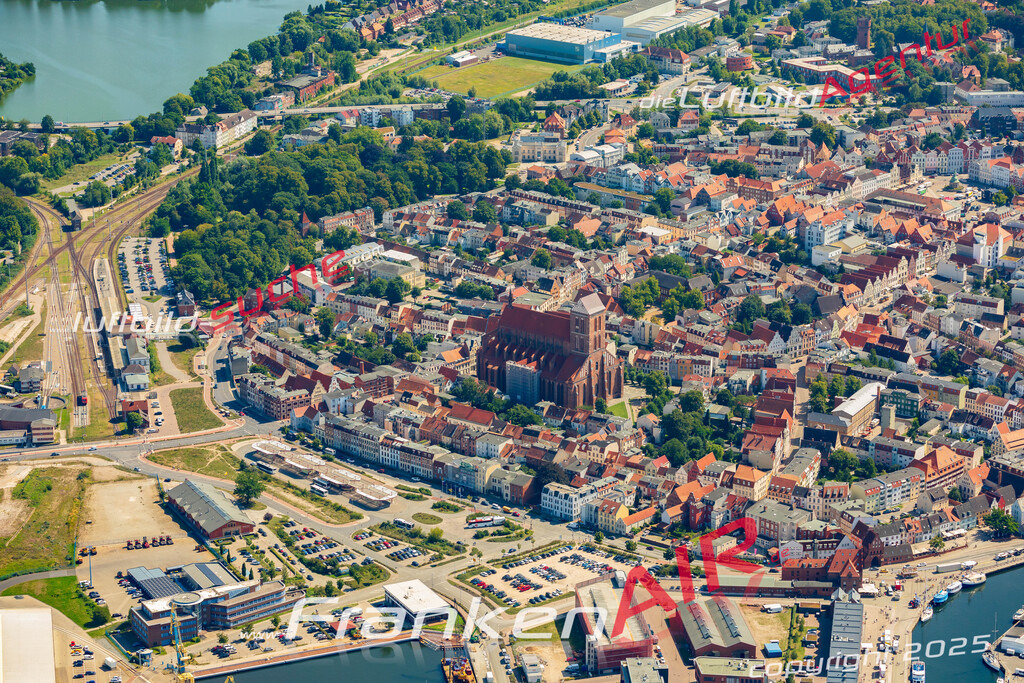 St Nikolai Wismar Bild- Das Luftbild wurde 2025 vom UL-Flugzeug heraus erstellt ( keine Drohne bzw. Drohnenaufnahme ) - Hochauflösende Luftaufnahme -Nicht vergleichbar mit Google Maps oder Satelittenbilder- Die Geschenkidee !Mit Lizenz und Bildrechte bestellbar - CC