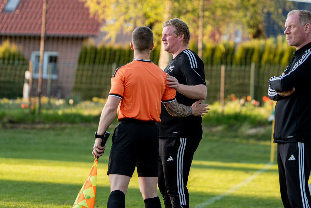 Fußball I Herren I Saison 2025-2026 I Bezirksliga Weser-Ems 4 I 15. Spieltag I TuS Lutten - GW Brockdorf I 08135 | jns.sportfotos - Realisiert mit Pictrs.com