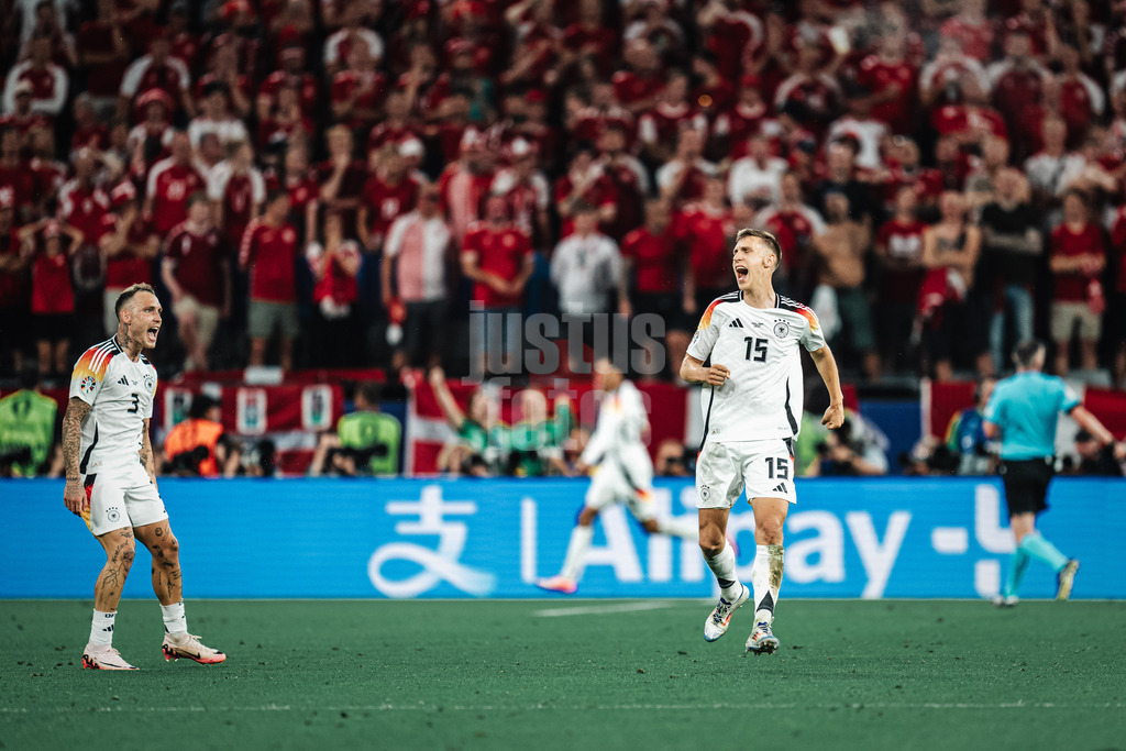 Fußball | Herren | UEFA-Fußball-Europameisterschaft 2024 | Achtelfinale | Deutschland vs. Dänemark | 29.06.2024 | rechts jubelt Nico Schlotterbeck (#15, Deutschland) links David Raum (#3, Deutschland)