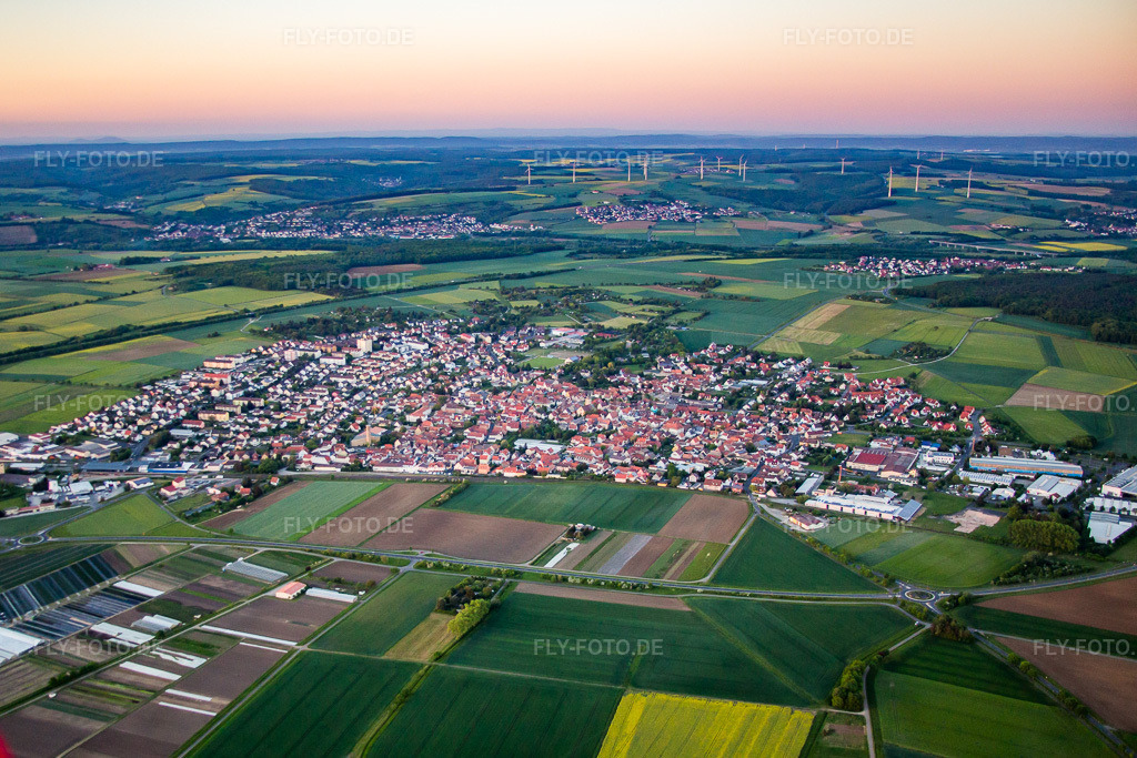 Luftbild: Ortsansicht von Südwesten in Gochsheim im Bundesland Bayern in Deutschland. Foto: IMG_079221.jpg vom 15.05.2015 durch Werner Riehm/FLY-FOTO.de