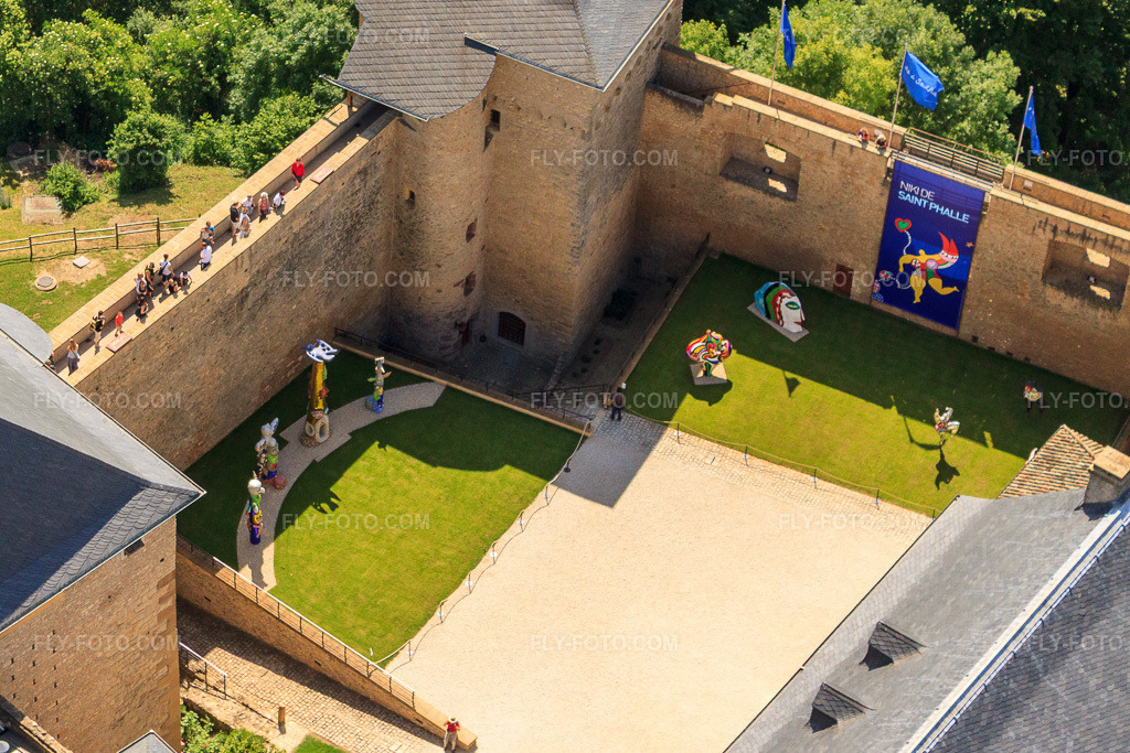 Aerial view: Château de Malbrouck with Expo. Niki de Saint Phalle in Manderen in the state Moselle, France. – Photo: IMG_29649.jpg taken on 06/27/2010 by Werner Riehm/FLY-FOTO.com – Resolution of the original: 3361 x 2241 px – Château de Malbrouck - Moselle Culture