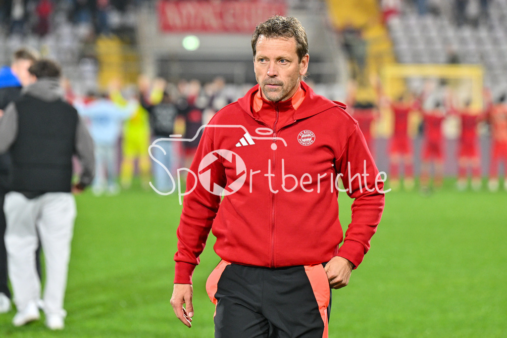 FC Bayern Amateure - FV Illertissen | Im Bild Holger SEITZ Cheftrainer FC Bayern München II / Freisteller / Einzelfoto / Kaugummi