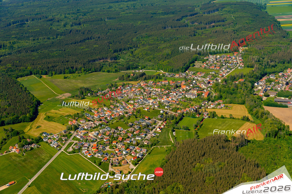 Das Luftbild zeigt : Straßberg Bobingen - Die Luftaufnahme wurde 2024 vom UL-Flugzeug aus erstellt ( keine Drohne ) - Hochauflösende Luftaufnahme - Für grossformatige Ausdrucke geeignet. Die Geschenkidee !Mit Lizenz und Bildrechte bestellbar