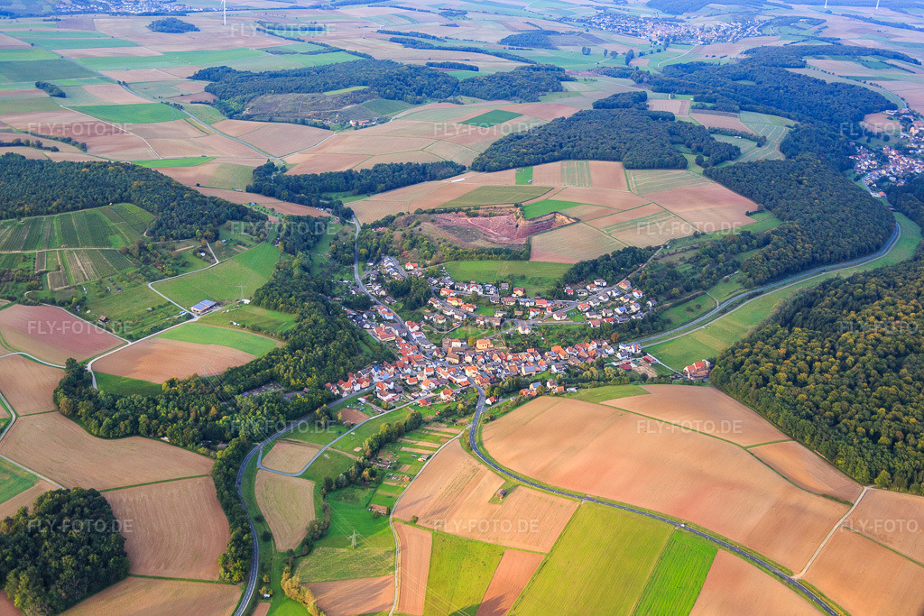 Luftbild: Ortsansicht von Süden im Ortsteil Wüstenzell in Holzkirchen im Bundesland Bayern in Deutschland. Foto: IMG_073647.jpg vom 26.09.2014 durch Werner Riehm/FLY-FOTO.deAuflösung des Originals: 5472 x 3648 px
