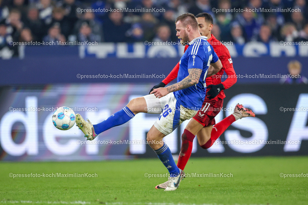 Schalke29112401094 | 29.11.2024, Fußball, FC Schalke 04 - 1. FC Kaiserslautern, 2. Fußball Bundesliga, Veltins-Arena Gelsenkirchen, Saison 2024 2025: Tomas Kalas (S04 #26)DFB regulations prohibit any use of photographs as image sequences and or quasi-video.
