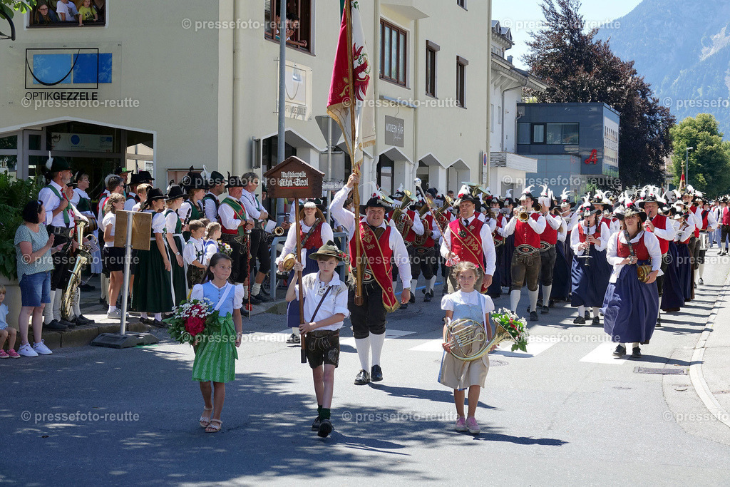 news-2022-Juli17-Musikumzug-Reutte-DSD02950-Laehn_Wengle | Info aus dem Bezirk Reutte/Ausserfern Tirol sowie eine umfangreiche Bilddatenbank über die gesamte Region: Lechtal, Talkessel Reutte, Tannheimertal, Zwischentoren. Lech, Plansee, Zugspitze, Grenztunnel, B179, Fernpassstraße, Verkehr, Lawinen, Tradition, - Realisiert mit Pictrs.com
