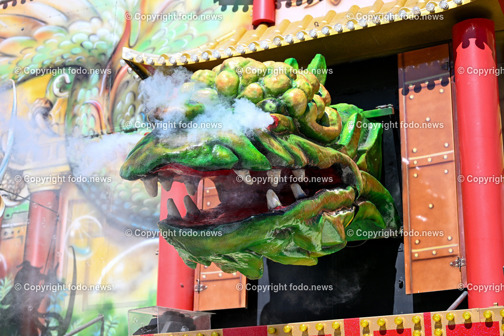 Urfahraner Jahrmarkt 2024_ Fruehjahr_ 27.04.2024-7 | 27.04.2024, Linz, AUT, Urfahraner Jahrmarkt 2024 Fruehjahr, im Bild Festakt, Bierzelt, Fahrgeschaeft, Ausstellung, Standler, Tradition, Riesenrad, Halle, Autodrom, Ringelspiel, Karrussel, Fahrgeschaefte, Breakdance, Menschen, Besucher, Suessigkeiten