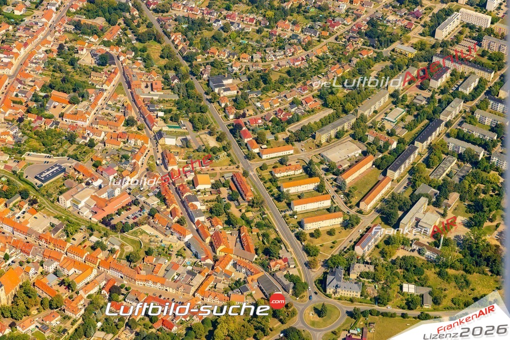 Stadt Querfurt von Oben- Die Luftaufnahme wurde 2025 vom UL-Flugzeug heraus erstellt ( keine Drohnenaufnahme ) - Hochauflösende Luftaufnahme - für Wandbilder und großformatige Ausdrucke geeignet. Das besondere Geschenk!Hier alle&nbsp;Infos zur Lizenzierung der LuftaufnahmeWir fliegen auch dieses Jahr wieder in Ihre Region um Luftbilder zu erstellen.- Luftbild anfragen