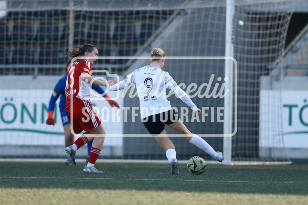 Fußball I Frauen I Saison 2025-2026 I Testspiel I FSV Gütersloh - SpVg Aurich-64 | Jule Kersten (13, SpVg Aurich) Katharina Ingrid Rädeker (9, FSV Gütersloh) - Realisiert mit Pictrs.com