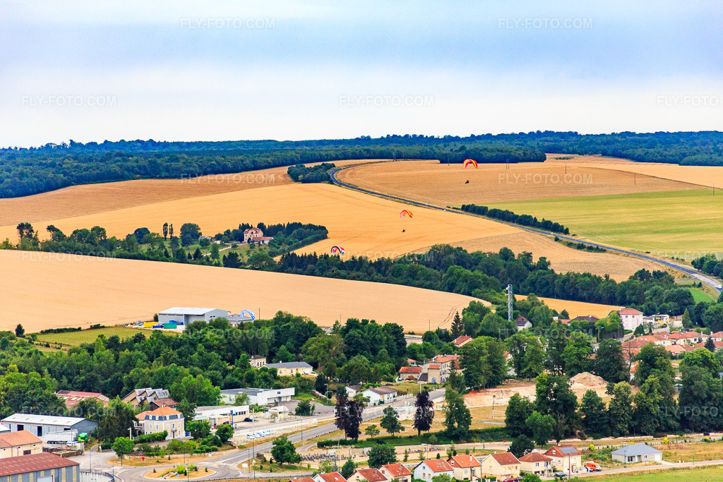 Aerial view: View of the town from the southeast in Vaucouleurs in the state Meuse, France. – Photo: IMG_083600.jpg taken on 07/13/2015 by Werner Riehm/FLY-FOTO.com – Resolution of the original: 5472 x 3648 px