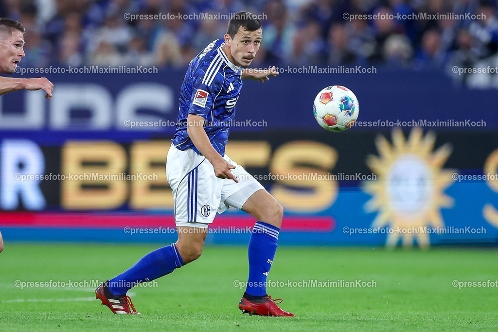 S0413092501111 | 13.09.2025, Fußball, FC Schalke 04 - Holstein Kiel, 5.Spieltag, 2. Fußball Bundesliga, Veltins-Arena Gelsenkirchen, Saison 2025 2026: Ron Schallenberg (Schalke04 #06) DFB regulations prohibit any use of photographs as image sequences and or quasi-video.