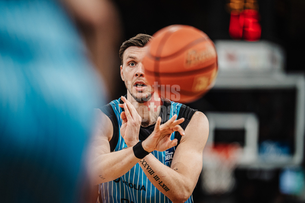 Basketball | Männer | Saison 2025/2026 | easyCredit Basketball Bundesliga | 13. Spieltag | Veolia Towers Hamburg vs. Rostock Seawolves | 22.04.2026 | Jan Niklas Wimberg (#17, Veolia Towers Hamburg) spielt einen Pass