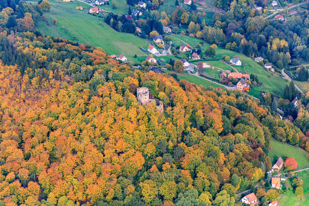 Luftbild: Ruine du Château du Nouveau Windstein von Süden in Windstein im Bundesland Bas-Rhin in Frankreich. – Foto: IMG_084695.jpg vom 23.10.2015 durch Werner Riehm/FLY-FOTO.de – Auflösung des Originals: 5472 x 3648 px – Le château du Nouveau-Windstein - Site officiel