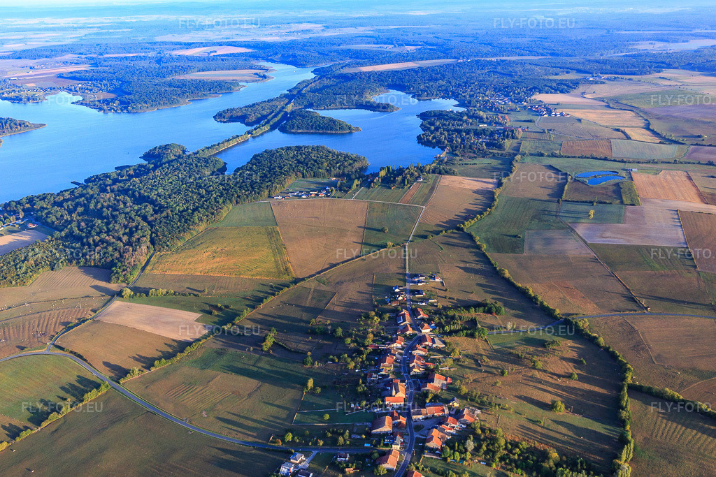 Vue aérienne: L'étang du Stock est traversé par le canal des houillères de la Sarre à Kerprich-aux-Bois dans le département Moselle, France – .Photo: IMG_117828.jpg prise le 14/09/2019 par Werner Riehm/FLY-FOTO.eu – Résolution de l'original: 5268 x 3512 px