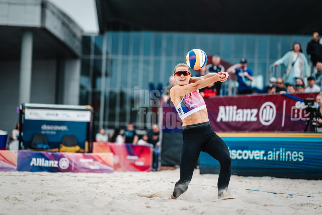 Beachvolleyball | Frauen | German Beach Tour 2024 | Tourstop Bremen | 08.06.2024 | Kim van de Velde nimmt den Ball an